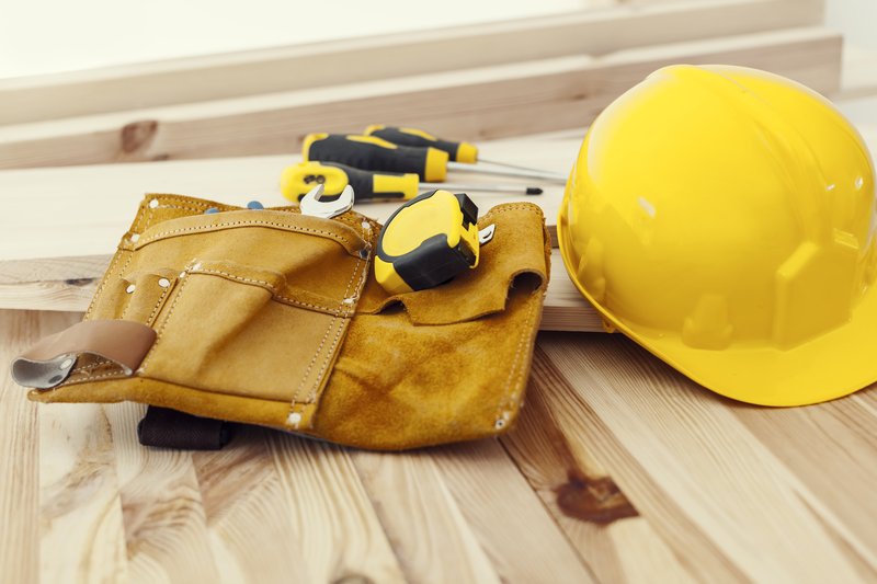 Ceinture outils et casque de chantier